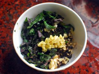 1、紫苏豉汁炒厚甲,紫苏，姜，蒜，豆豉切碎，倒入锅里，翻炒出香味。