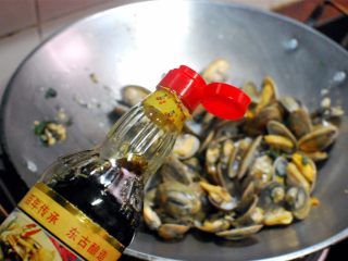 3、紫苏豉汁炒厚甲,淋入酱油，料酒，适量的清水，翻炒均匀。