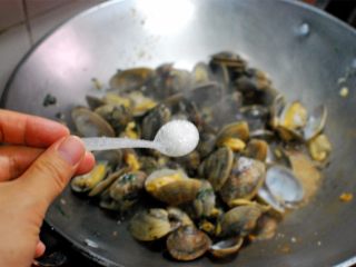 4、紫苏豉汁炒厚甲,加入盐，糖，继续大火翻炒。