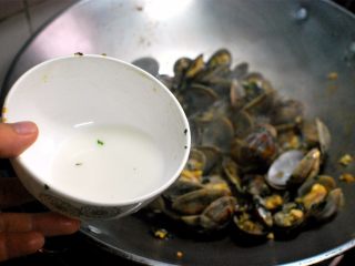 5、紫苏豉汁炒厚甲,3小勺淀粉加入少许清水，调制成豆粉芡，淋入并迅速翻炒几下。