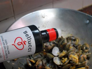 6、紫苏豉汁炒厚甲,准备出锅前，再淋上适量的橄榄油锁汁。