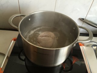 2、花涧香展,牛肉凉水中浸泡，再把牛肉在开水中焯一下捞出