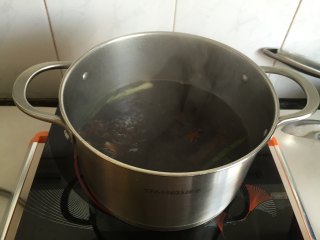 4、花涧香展,放入桂皮、八角、蚝油、生抽、老抽、开水大火烧开