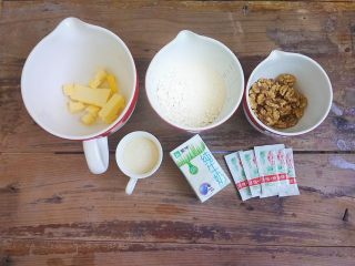 1、蜂蜜焦糖核桃派,准备材料（此配方可以做两个6-7寸）