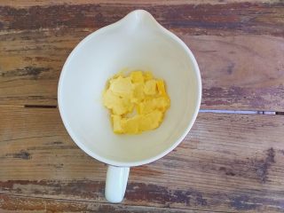 2、蜂蜜焦糖核桃派,先做派皮，黄油先温室软化