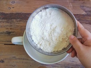 3、蜂蜜焦糖核桃派,低筋面粉和白砂糖混合均匀过筛，再混合黄油