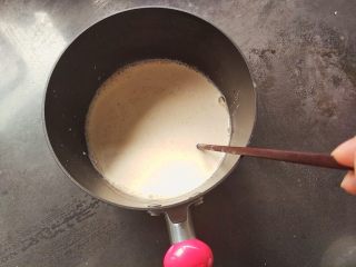 10、蜂蜜焦糖核桃派,再倒入温热的牛奶煮开，先要加热好，冷牛奶很容易油水分离还会使糖浆乱溅