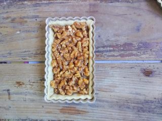 16、蜂蜜焦糖核桃派,再把馅料填入已烤制好的面皮中，170度上下火再烤20分钟