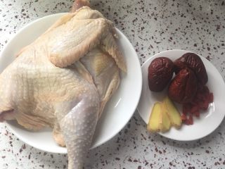1、老母鸡汤,准备好食材
