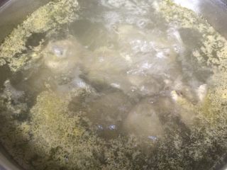 3、老母鸡汤,用开水把鸡肉焯一下