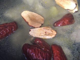 10、老母鸡汤,加入大枣