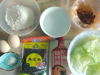 1、家庭版简易鸡蛋卷饼，双蛋青菜营养版,准备材料