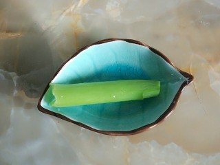 2、家庭版简易鸡蛋卷饼，双蛋青菜营养版,本来应该用小葱，家里只有一根大葱，就用了一段，证明口味也不错。