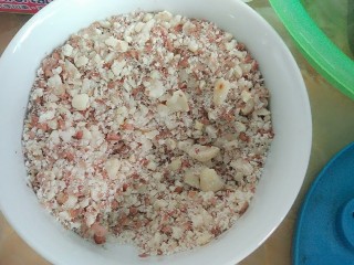 3、家庭版简易鸡蛋卷饼，双蛋青菜营养版,花生碎是昨天做坚果曲奇时做的，可以不放，只是个人喜好。