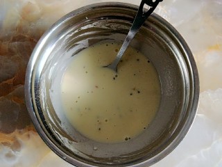 5、家庭版简易鸡蛋卷饼，双蛋青菜营养版,搅拌到无粉无颗粒状态。