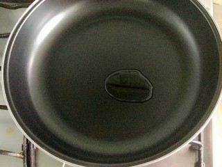 6、家庭版简易鸡蛋卷饼，双蛋青菜营养版,平底锅加入少量油，因为一般都是不粘锅，所有油尽可能少放。