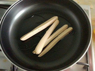 7、家庭版简易鸡蛋卷饼，双蛋青菜营养版,先把香肠煎香，口感更好。