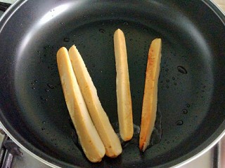 8、家庭版简易鸡蛋卷饼，双蛋青菜营养版,感觉表面焦黄就可以出锅了。