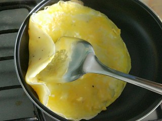 14、家庭版简易鸡蛋卷饼，双蛋青菜营养版,鸡蛋表面开始凝固时翻面。