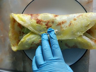 17、家庭版简易鸡蛋卷饼，双蛋青菜营养版,装盘折叠。