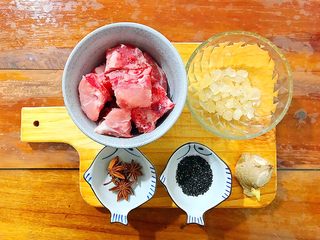 1、家宴必备～超级好味道的红烧黑芝麻小肋排,首先我们准备好所有食材！