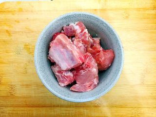 2、家宴必备～超级好味道的红烧黑芝麻小肋排,排骨洗净，备用！