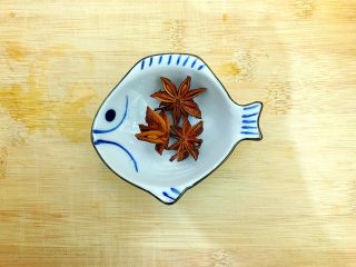 3、家宴必备～超级好味道的红烧黑芝麻小肋排,八角稍微用水冲洗一下，备用！