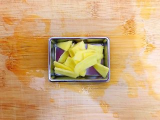 4、家宴必备～超级好味道的红烧黑芝麻小肋排,生姜去皮洗净，如图所示切成片，备用！