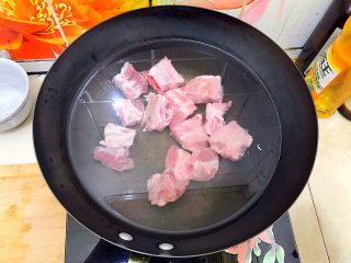 6、家宴必备～超级好味道的红烧黑芝麻小肋排,排骨冷水下锅！