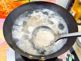 8、家宴必备～超级好味道的红烧黑芝麻小肋排,大火烧开之后用勺子撇去浮沫！