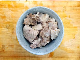 9、家宴必备～超级好味道的红烧黑芝麻小肋排,捞出排骨，用水冲洗一下，沥干水分，备用！