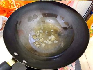 11、家宴必备～超级好味道的红烧黑芝麻小肋排,加入冰糖小火煸炒！