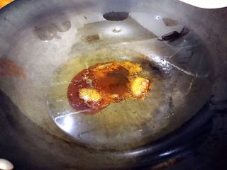 12、家宴必备～超级好味道的红烧黑芝麻小肋排,煸炒至冰糖全部融化，从锅底部开始往上冒黄色的小泡时即可！