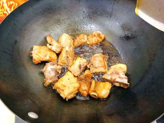 13、家宴必备～超级好味道的红烧黑芝麻小肋排,将排骨倒入锅内，转中火，快速翻炒，让每块排骨都裹上糖色！