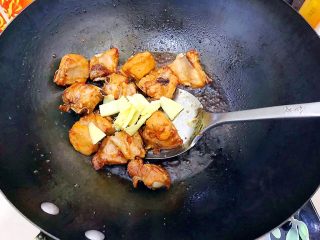 14、家宴必备～超级好味道的红烧黑芝麻小肋排,放入姜片继续翻炒！