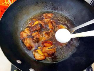 17、家宴必备～超级好味道的红烧黑芝麻小肋排,接下来开始调味，放入一小勺盐！