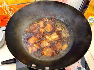 19、家宴必备～超级好味道的红烧黑芝麻小肋排,大火烧开后盖上锅盖转小火炖制20～40分钟！