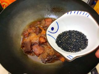21、家宴必备～超级好味道的红烧黑芝麻小肋排,加入黑芝麻，翻炒一下下，即可出锅！