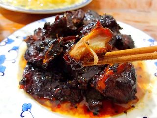 22、家宴必备～超级好味道的红烧黑芝麻小肋排,来个近景，是不是好诱人啊！