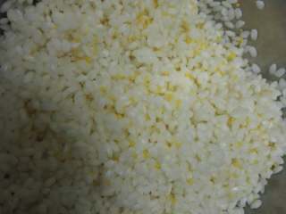 1、#年夜饭#八宝糯米饭,糯米提前浸泡一晚，备用。小米不用泡，洗净即可，大人吃可以全是糯米，因为我家有小孩特意加了小米