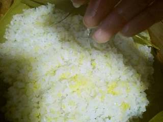 4、#年夜饭#八宝糯米饭,糯米放入蒸锅蒸熟，大概20分钟，我量不多，多的要30分钟，因为家里有小孩在蒸期间我撒了点开水，这样米饭会比较柔软