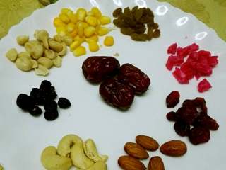 5、#年夜饭#八宝糯米饭,熟玉米粒，熟花生，还有就是坚果，葡萄干，蔓越莓干，(这个可以自行搭配)