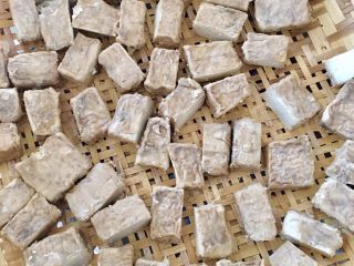 1、自制油豆腐乳,豆腐不要太熟的哦，买回来，先裹盐，腌制2天，比较软的豆腐，可以放太阳底下晒2-4小时，去水气，不要晒太干。备用