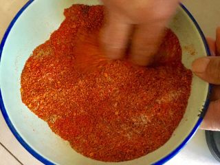 2、自制油豆腐乳,准备材料：辣椒面，食用盐，茴香籽，三种倒入碗里拌均匀。备用