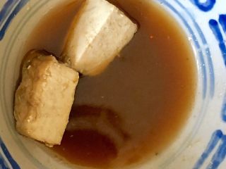 3、自制油豆腐乳,白酒倒入碗里，把之前准备好的红糖倒入白酒，搅匀，备用。所有豆腐都需要一块块在白酒中过一道（每一个面都要泡）