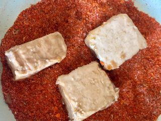 4、自制油豆腐乳,豆腐侵泡过后，放入辣椒碗。