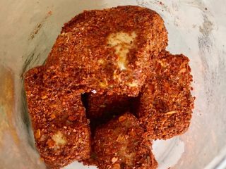 5、自制油豆腐乳,豆腐每一面都要裹一层辣椒