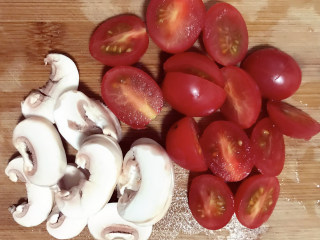 2、家庭版意大利面,所有蔬菜洗净，小番茄对半切开，口蘑切片，洋葱切片。