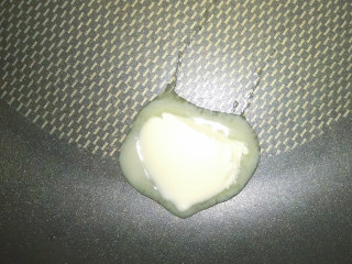 4、家庭版意大利面,平底锅加热，放入一小块黄油，待融化。