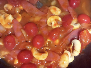 10、家庭版意大利面,翻炒至番茄软烂，有浓郁茄汁